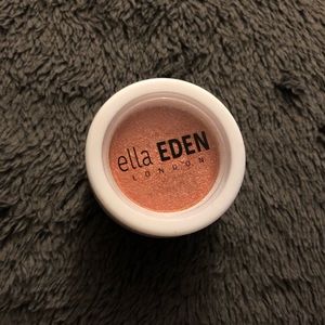 Ella Eden presses eyeshadow in Harmony